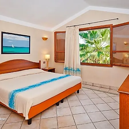 Fantastico Baia De Bahas One Bedroom Four Sleeps Child Num0884 Hotel Marinella (Sardinia)